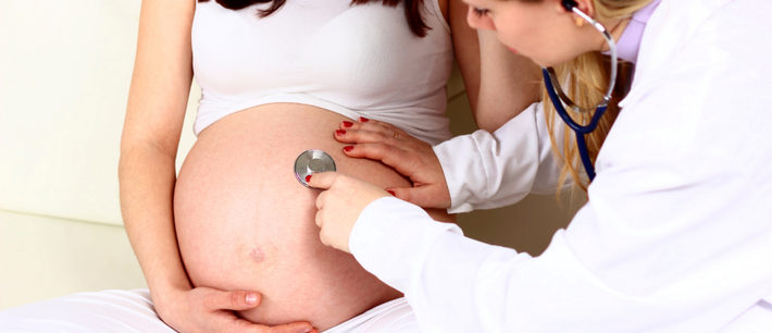 врач осматривает беременную