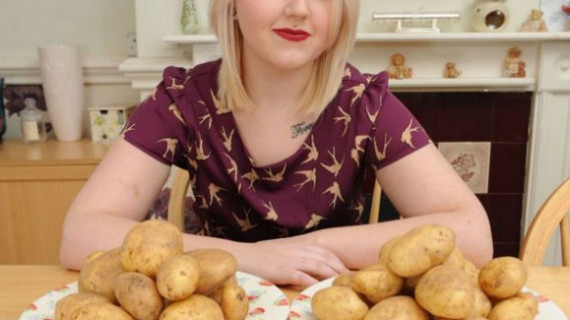 Страх еды заставляет девушку питаться только картошкой