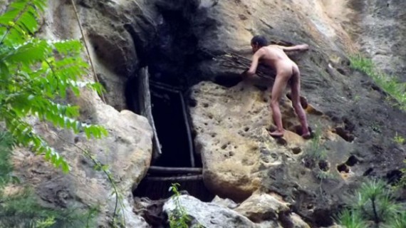 Мужчина 20 лет скрывается от общения с людьми в пещере