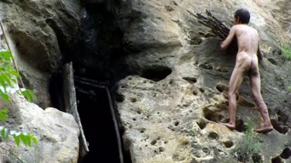 Мужчина 20 лет скрывается от общения с людьми в пещере
